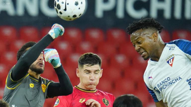 Hamilton Piedra despejando el balón en el partido frente a Liga de Quito.