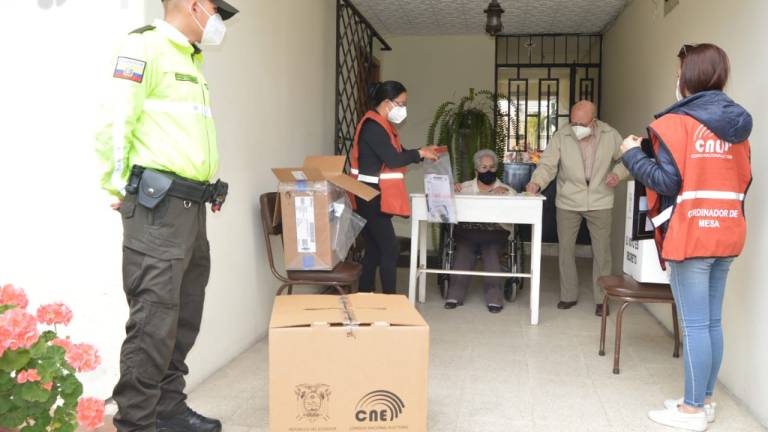 653 ecuatorianos ejercen su derecho al sufragio desde sus hogares