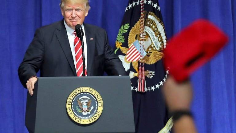 Trump insiste en que su mayor deber es proteger a los estadounidenses