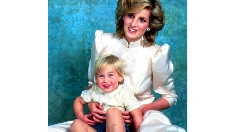 El conmovedor momento cuando el príncipe William le retocó el maquillaje a su madre, la princesa Diana