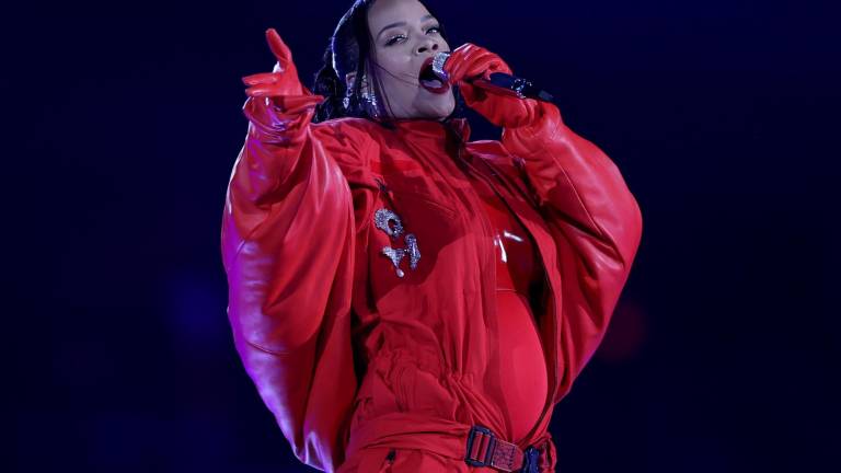 La cantante Rihanna durante su presentación en el medio tiempo del Super Bowl LVII.
