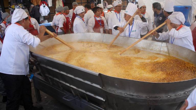 El ‘mote pata’ más grande del mundo fue preparado en Cuenca y repartido entre 8 mil personas