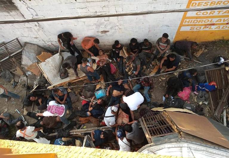 $!Mueren 49 migrantes por accidente de un camión en el sureste de México