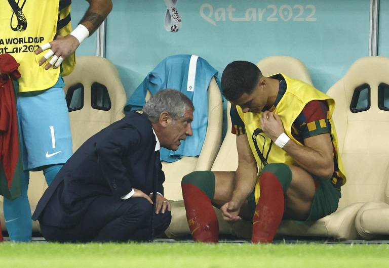 $!El seleccionador de Portugal Fernando Santos (i) habla con Cristiano Ronaldo, en un partido de los octavos de final del Mundial de Fútbol Catar 2022 entre Portugal y Suiza en el estadio de Lusail.