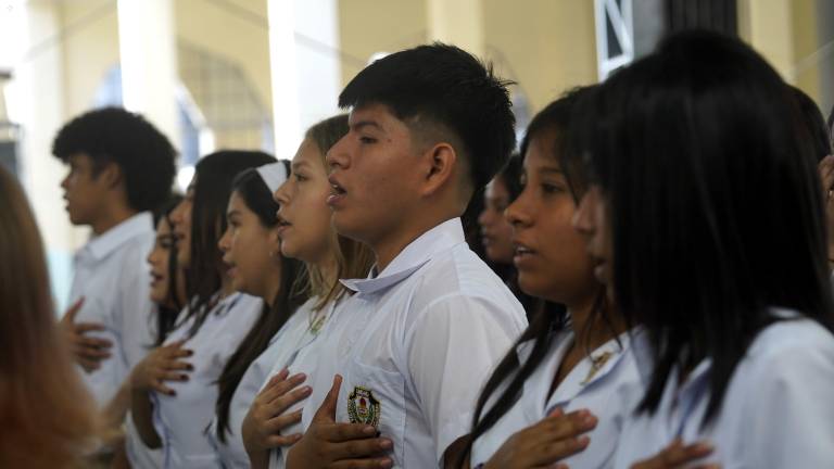 Así arrancó el año lectivo 2026–2027 en la Costa–Galápagos: se mantiene la prohibición del uso de celulares en planteles