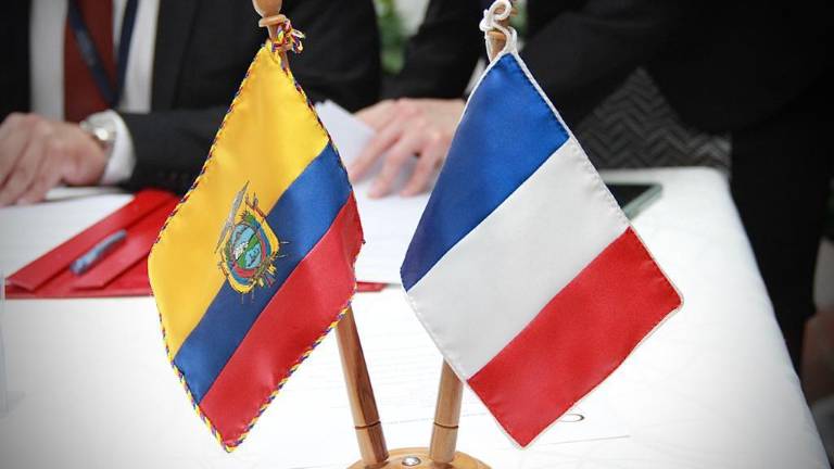 Imágenes de las banderas de Ecuador y Francia.