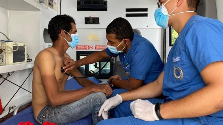 Rescatan 3 ecuatorianos que duraron 7 días a la deriva en el Pacífico