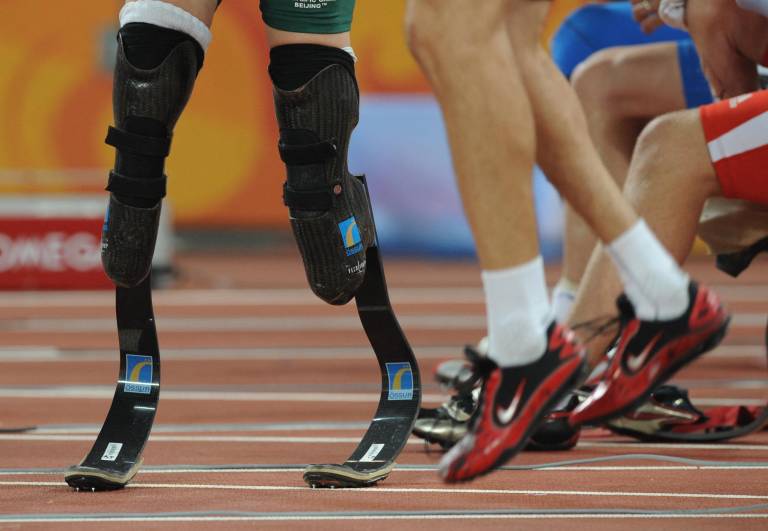 $!Las blades de Oscar Pistorius de Sudáfrica antes de ganar su serie de la carrera de clasificación masculina de 100 metros T44 en los Juegos Paralímpicos de Beijing 2008 en Beijing el 8 de septiembre de 2008.
