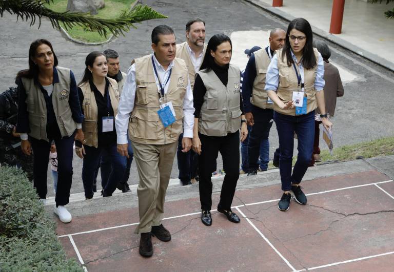 $!Isabel de Saint Malo (c), jefa de la misión de observación de la OEA en Ecuador, aseguró este domingo que los observadores están muy contentos de los reportes que muestran una jornada electoral con normalidad.