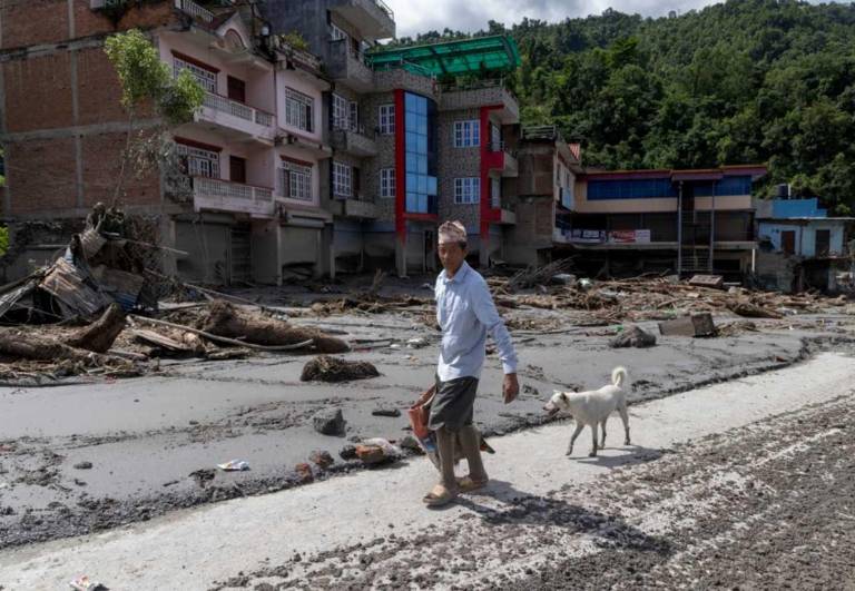 $!Un sobreviviente recorre por una comunidad de Nepal.