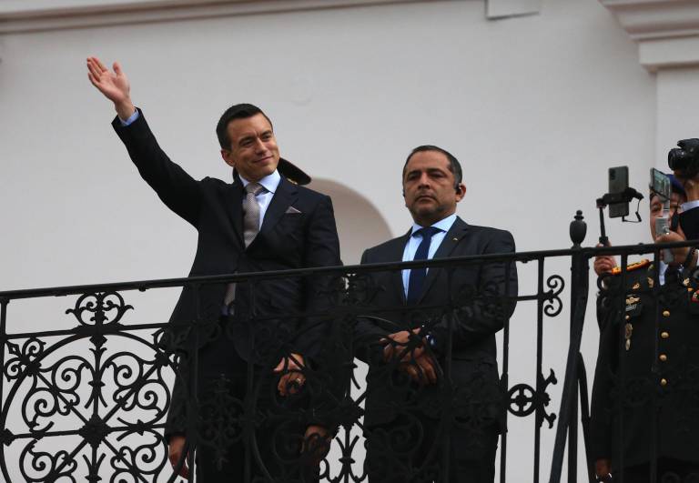 $!El presidente de Ecuador, Daniel Noboa (i), saluda desde un balcón del Palacio de Carondelet luego de ser investido en la Asamblea Nacional (Parlamento) como jefe de Estado en reemplazo de Guillermo Lasso, hoy, en Quito.