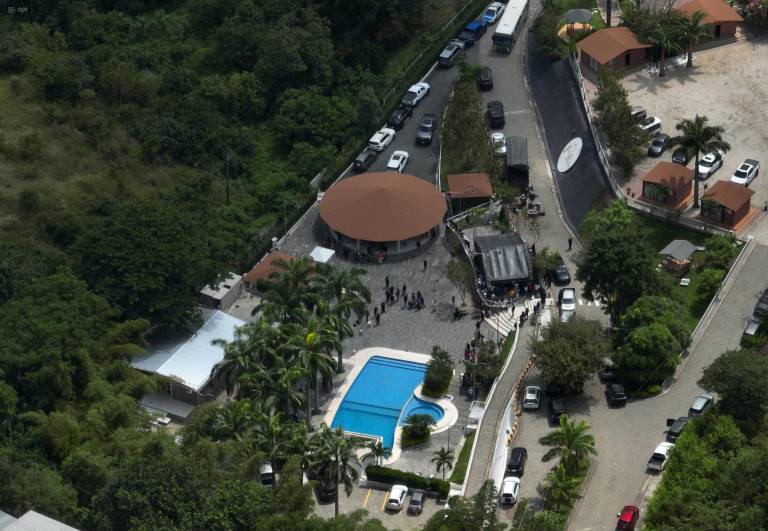 $!Fotografía aérea que muestra la intervención policial en la finca donde se celebró la “narcofiesta”.