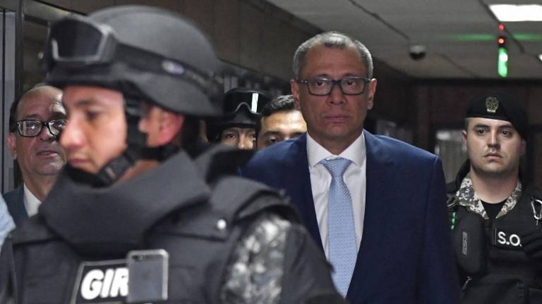 El exvicepresidente ecuatoriano, Jorge Glas (2-D) es escoltado de regreso a la sala del tribunal junto a su abogado Eduardo Franco Loor (I).