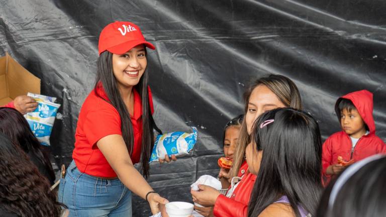 Personal de Vita Alimentos entrega productos a hijos de recicladores.