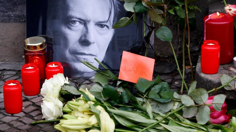 Admiradores de Bowie dejan ofrendas junto a su mural