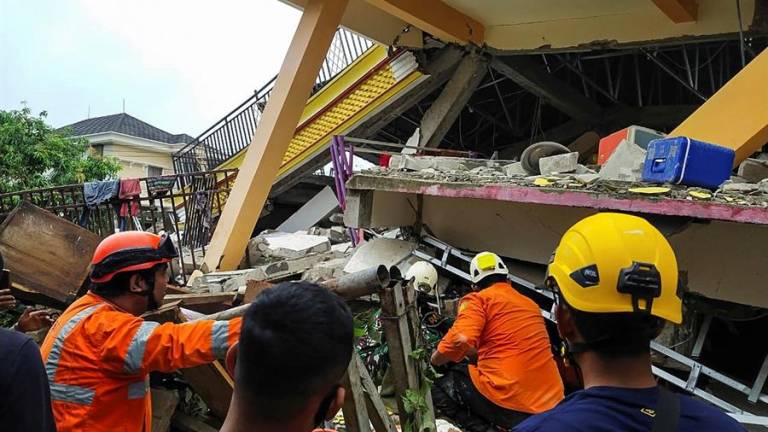 Al menos 3 muertos y 24 heridos tras un fuerte terremoto en Indonesia