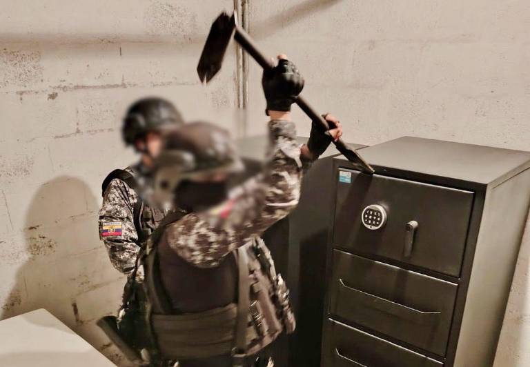 $!Caja fuerte hallada en un edificio del norte de Quito.