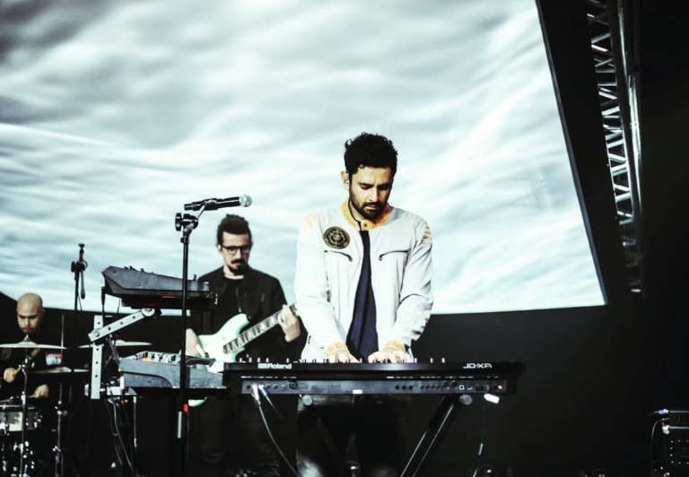 $!Jonathan Meléndez tocaba el teclado dentro de la banda Camilo Séptimo.