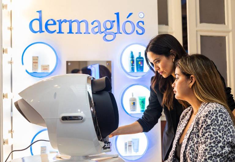 $!Stand de Dermaglós en donde la reconocida maquilladora Andrea Navarrete realiza una actividad de análisis de piel junto a una dermatóloga, durante el lanzamiento de la marca argentina en Ecuador.