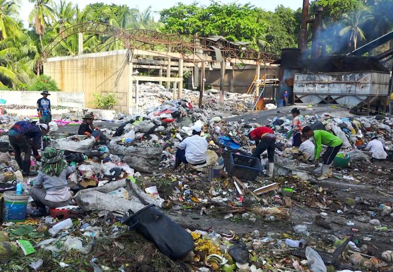 $!Varias personas trabajan en un vertedero de basura donde se encontraron partes del cuerpo de un hombre colombiano, en la isla de Koh Phangan, provincia de Surat Thani, sur de Tailandia, el 6 de agosto de 2023.