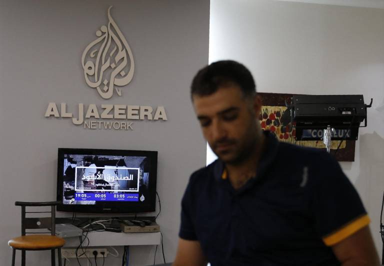 $!Empleados de la cadena de noticias y canal de televisión Al-Jazeera, con sede en Qatar, en su oficina de Jerusalén el 31 de julio de 2017.