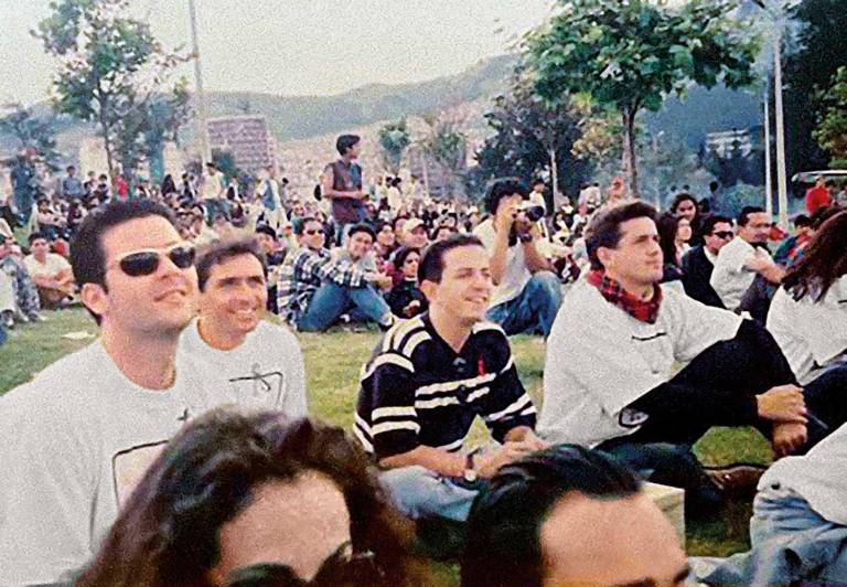$!Thierry Sebastià, Fausto Buchyelli, Roberto Izurieta y Cristophe Roy celebrando en El Arbolito, en Quito, la despenalización de la homosexualidad.