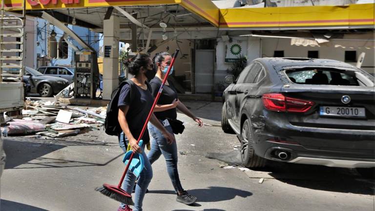 Los libaneses recuperan Beirut con sus palas y escobas