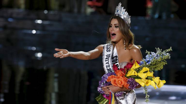 Santos consuela a Miss Colombia coronada Miss Universo por error