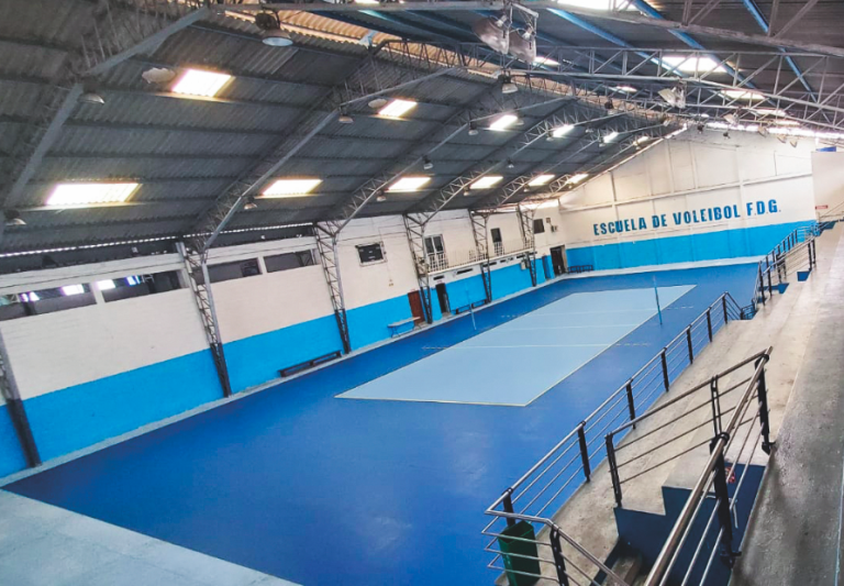 $!Escuela de voleibol FDG, pista sintética de PVC marca Mondo con certificación internacional.
