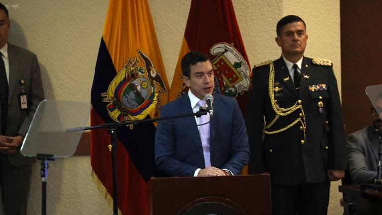 El presidente de la República, Daniel Noboa, participó en la sesión solemne por la Independencia de Cuenca.