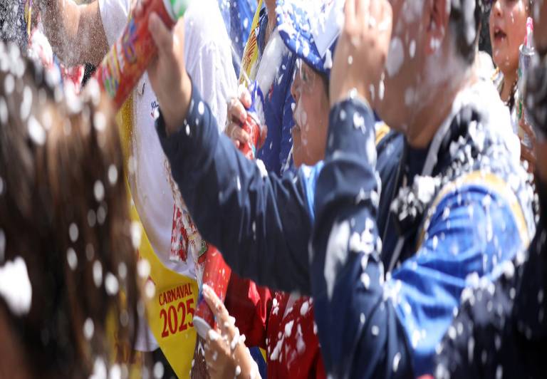 $!Personas jugando carnaval.