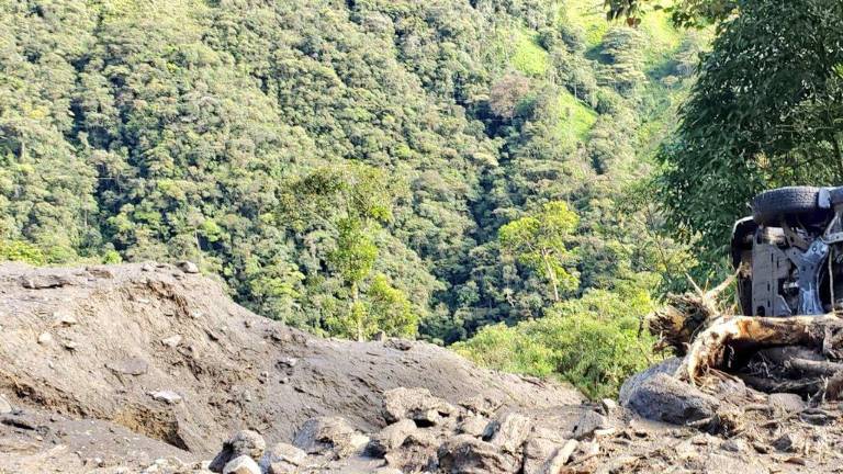 Unidades de rescate buscan desaparecidos luego de deslaves en vía Loja-Zamora