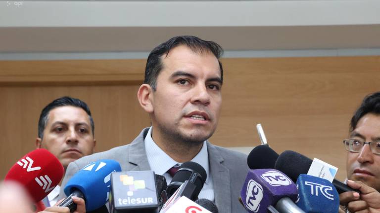 Sesión para la fijación del Salario Básico Unificado, con la presencia del ministro de Trabajo Harold Burbano y representantes de trabajadores y empleadores, en el Ministerio de Trabajo.