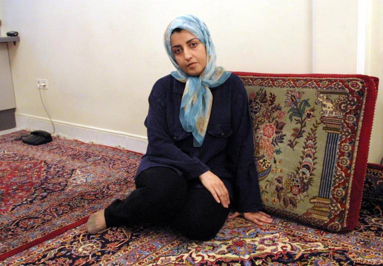 $!Foto de la activista iraní por los derechos de las mujeres Narges Mohammadi en su casa en Teherán del 4 de septiembre de 2001. Hoy 6 de octubre de 2023 se le otorgó el Premio Nobel de la Paz y se pide su liberación.