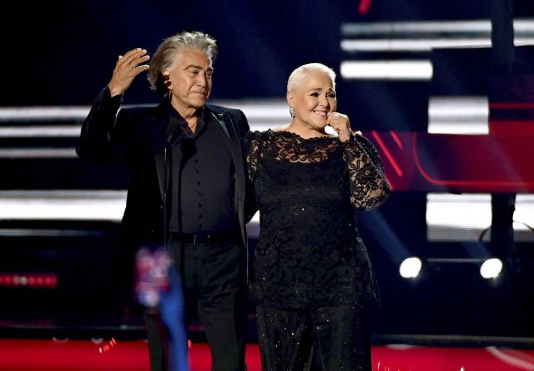 $!Fotografía cedida por Telemundo donde aparece el cantante José Luis Rodríguez, El Puma, mientras entrega el premio Leyenda de los Latin American Music Awards a la cantante Lupita D'Alessio.