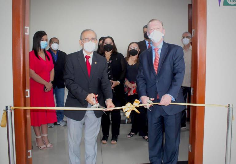 $!Ceremonia de inauguración Centro Education USA - Walter Mera, Rector UCSG; Michael Fitzpatrick, Embajador de EE.UU.