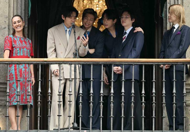 $!La visita fue coordinada entre autoridades mexicanas y Corea del Sur. En su aparición ante los fanáticos, la banda estuvo acompañada de la presidenta de México Claudia Sheinbaum.