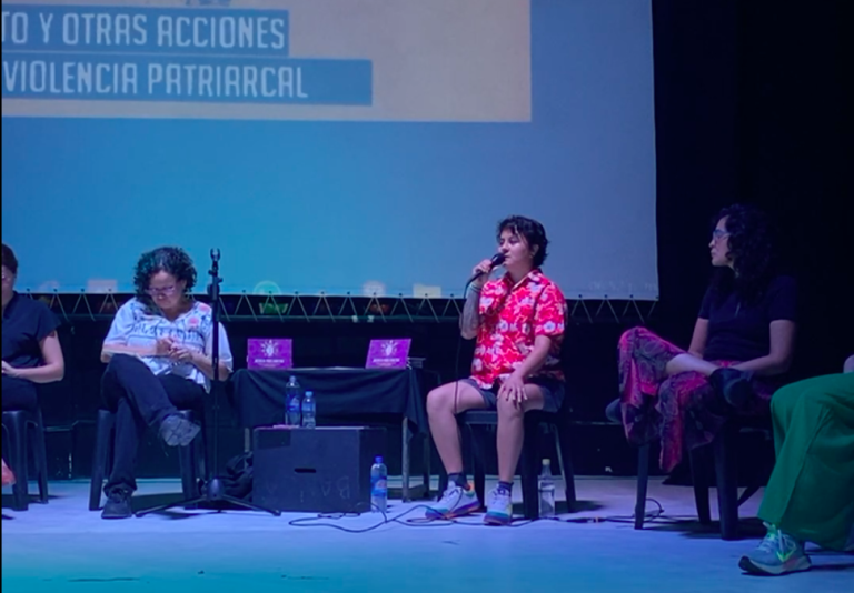 $!Ro Ortega Vásquez habla durante la presentación del libro en Muégano Teatro de Guayaquil.
