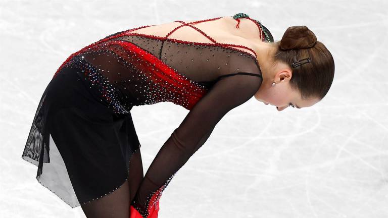 Kamila Valíeva, la patinadora rusa que dio positivo a un test de dopaje, quedó cuarta tras caída por la medalla individual