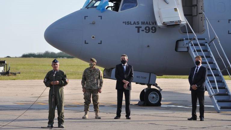 Avión militar argentino transporta a selección de Uruguay a Guayaquil