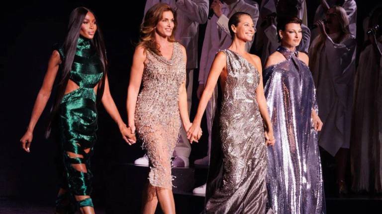 Foto de la pasarela de Vogue World realizada en Londres, en el que tomadas de la mano, desfilaron las supermodelos Naomi Campbell, Cindy Crawford, Christy Turlington y Linda Evangelista. Ellas acaban de lanzar una serie por Apple TV.