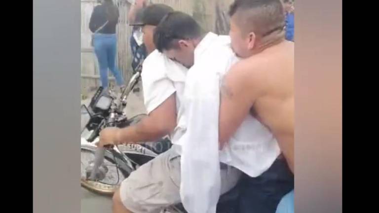 Suben el cadáver de un joven asesinado a una moto para 'paseo' en Portoviejo