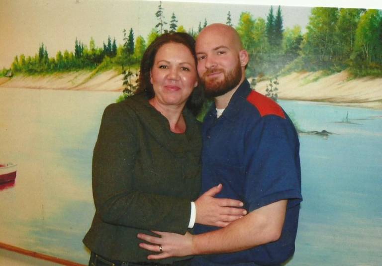 $!Jeffrey y su esposa Lena Pyne, con quien se casó en 2016 mientras cumple su condena.