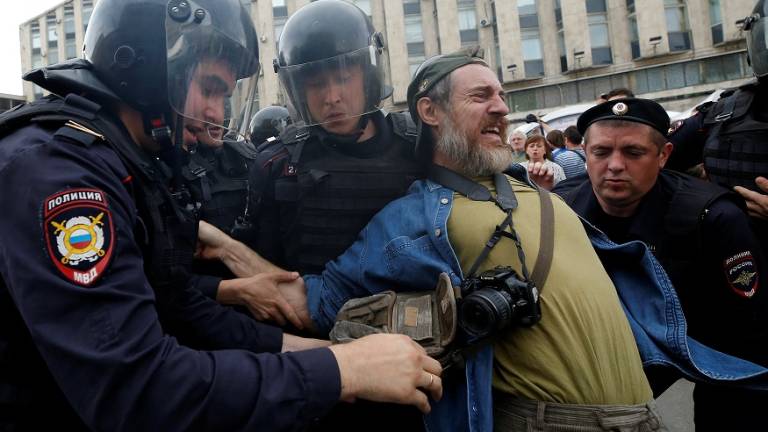 Cerca de 2.000 detenidos en protestas en Rusia