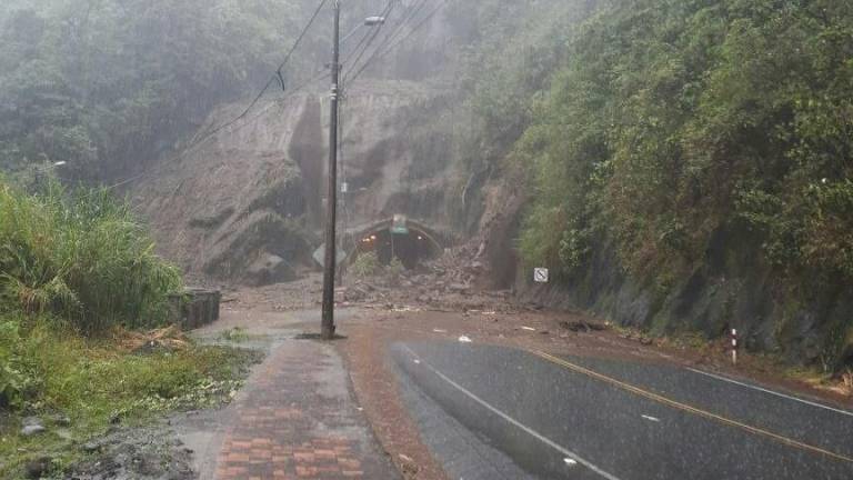 2 fallecidos y 29 heridos deja deslave en carretera Baños-Puyo