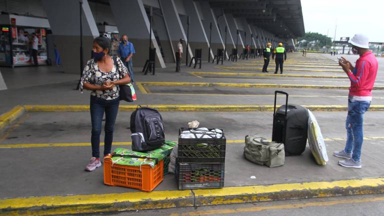Terminales terrestres vacíos y pasajeros varados durante primer día de paro de transportistas