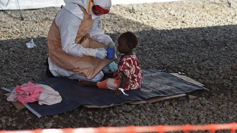 OMS declara el fin del brote de ébola en África occidental