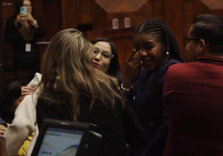 $!Decenas de legisladores celebraron cuando se alcanzó la votación mínima requerida para destituir a Guarderas.