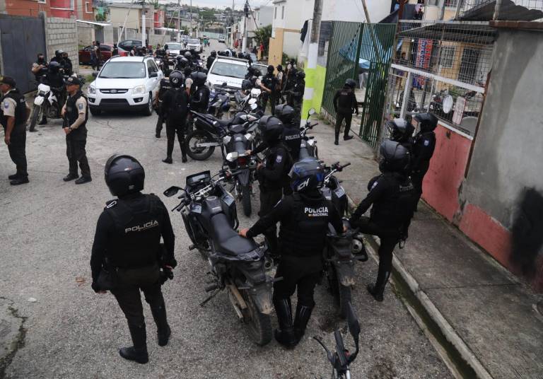 $!Más de 150 efectivos policiales realizaron el miércoles un operativo denominado Resurgir, en Ciudad Victoria, al noroeste de Guayaquil, en el marco del conflicto armado interno declarado el 9 de enero de este año.
