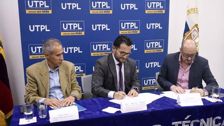 Hugo Castro, responsable de convenios de la Universidad Técnica Particular de Loja (UTPL), Mauricio Falconí, director del Centro Regional Guayaquil de la UTPL y Guido Varela, presidente de la Red de Tenderos del Ecuador, participan de la firma de convenio de fortalecimiento académico.